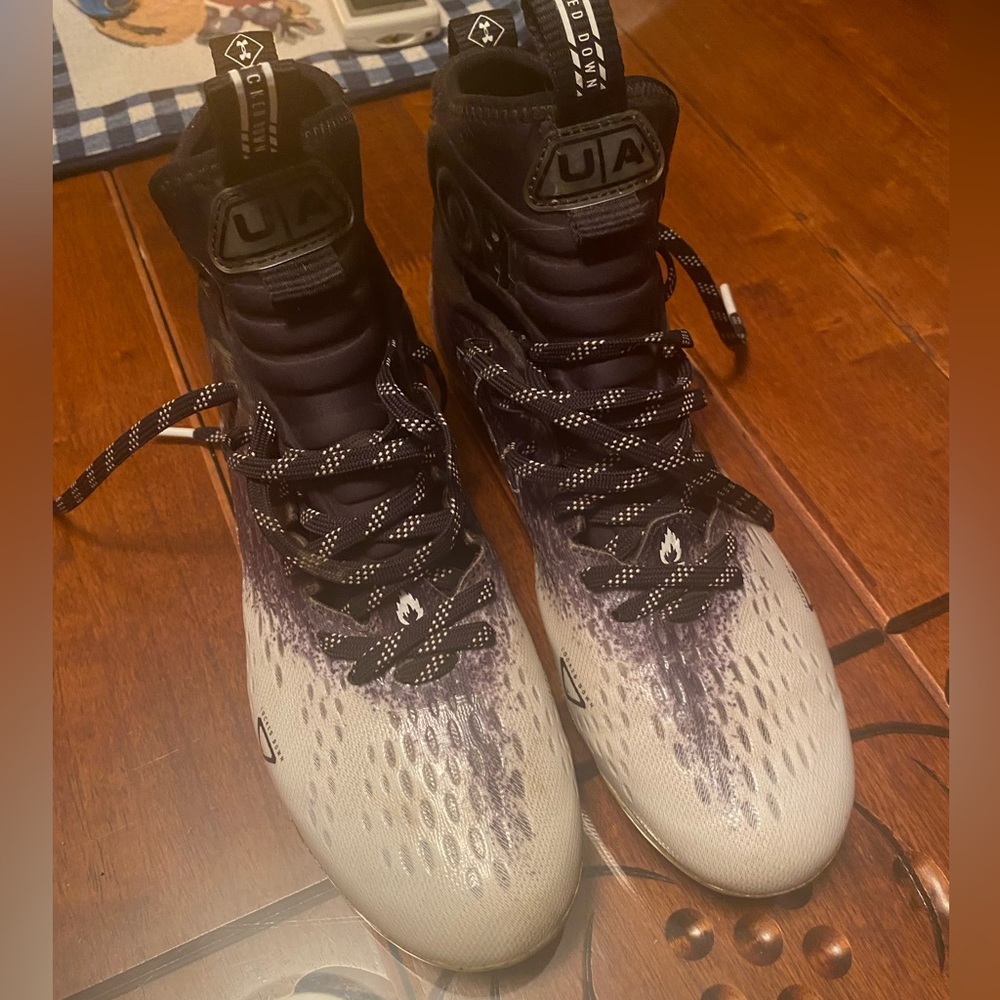 UnderArmor Spot Light Football Cleats size 9 (men’s)